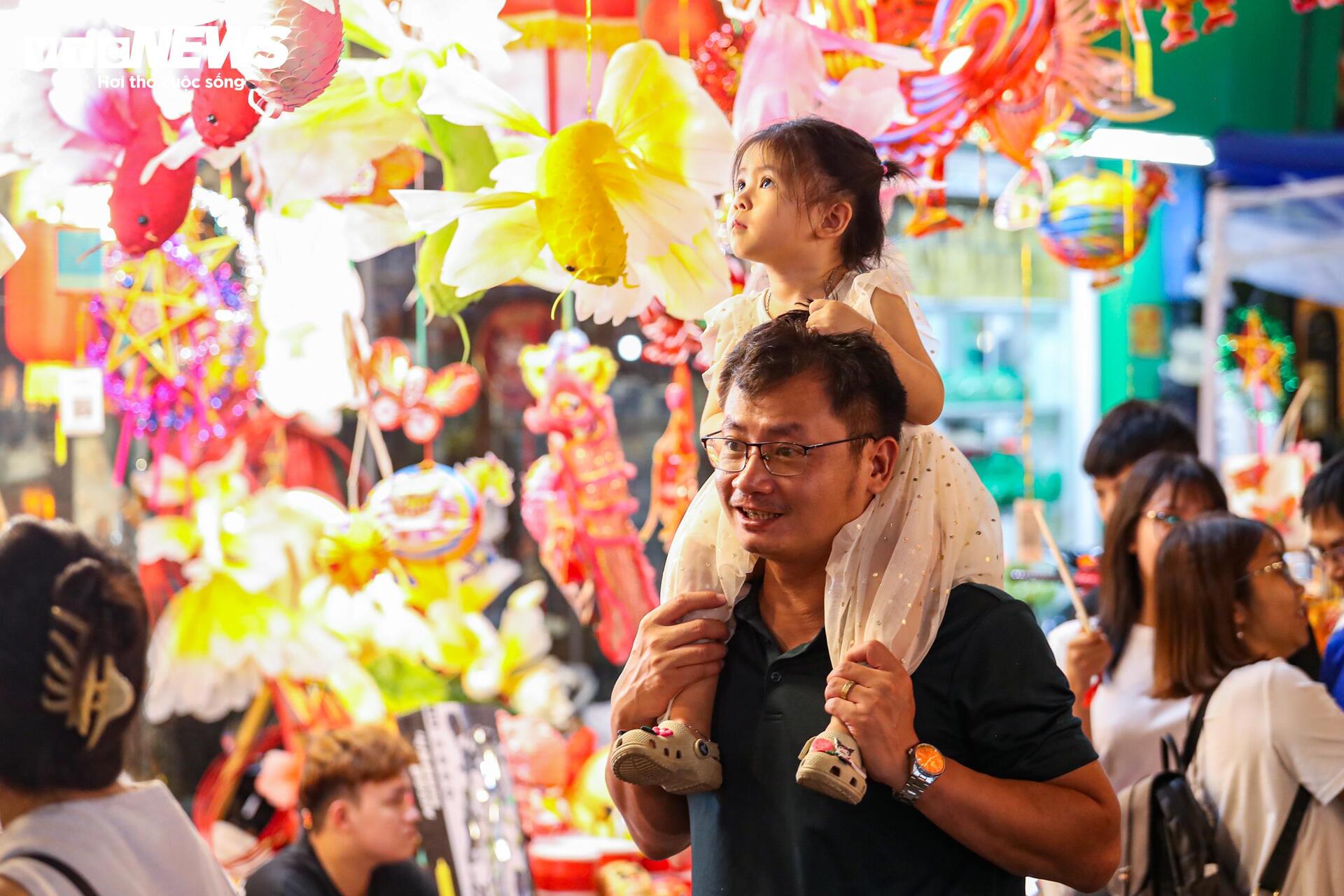 Biển người chen chân trên phố Hàng Mã đón Trung thu sớm- Ảnh 6.