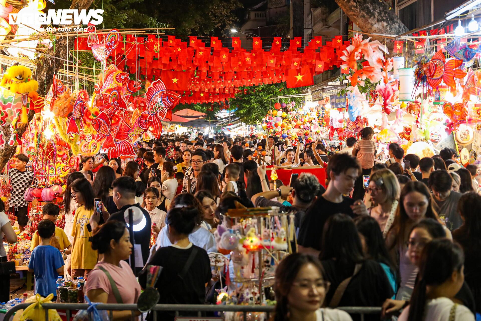 Biển người chen chân trên phố Hàng Mã đón Trung thu sớm- Ảnh 1.