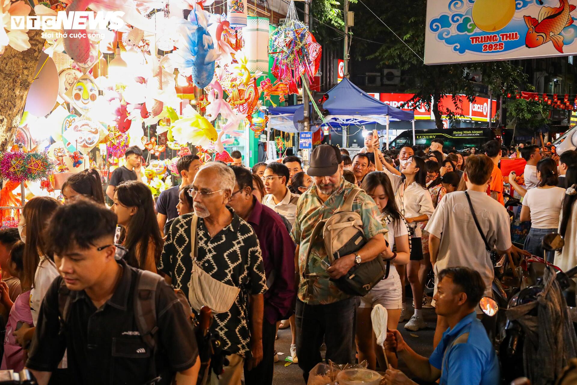 Biển người chen chân trên phố Hàng Mã đón Trung thu sớm- Ảnh 15. Biển người chen chân trên phố Hàng Mã đón Trung thu sớm- Ảnh 15.