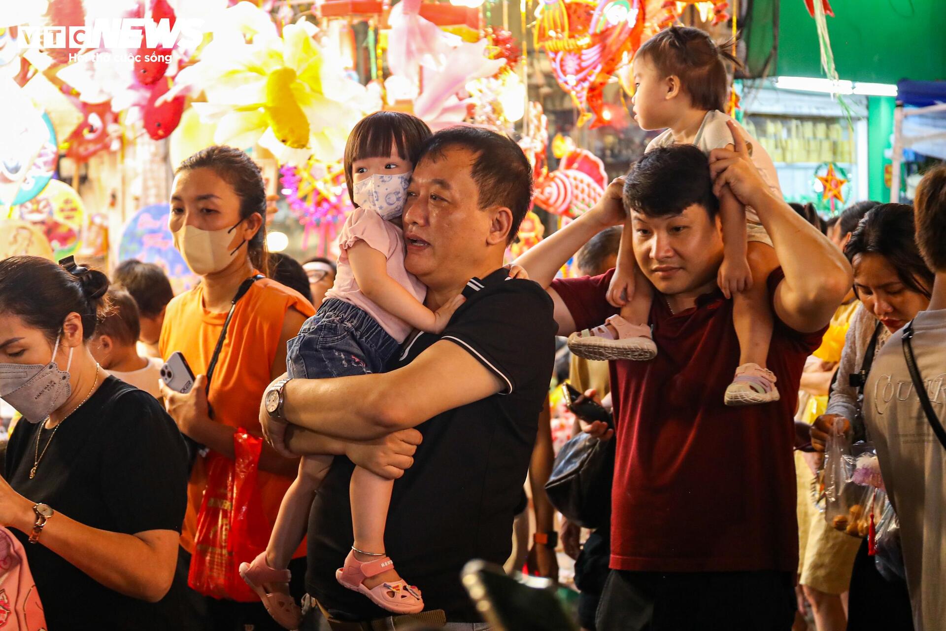 Biển người chen chân trên phố Hàng Mã đón Trung thu sớm- Ảnh 5.