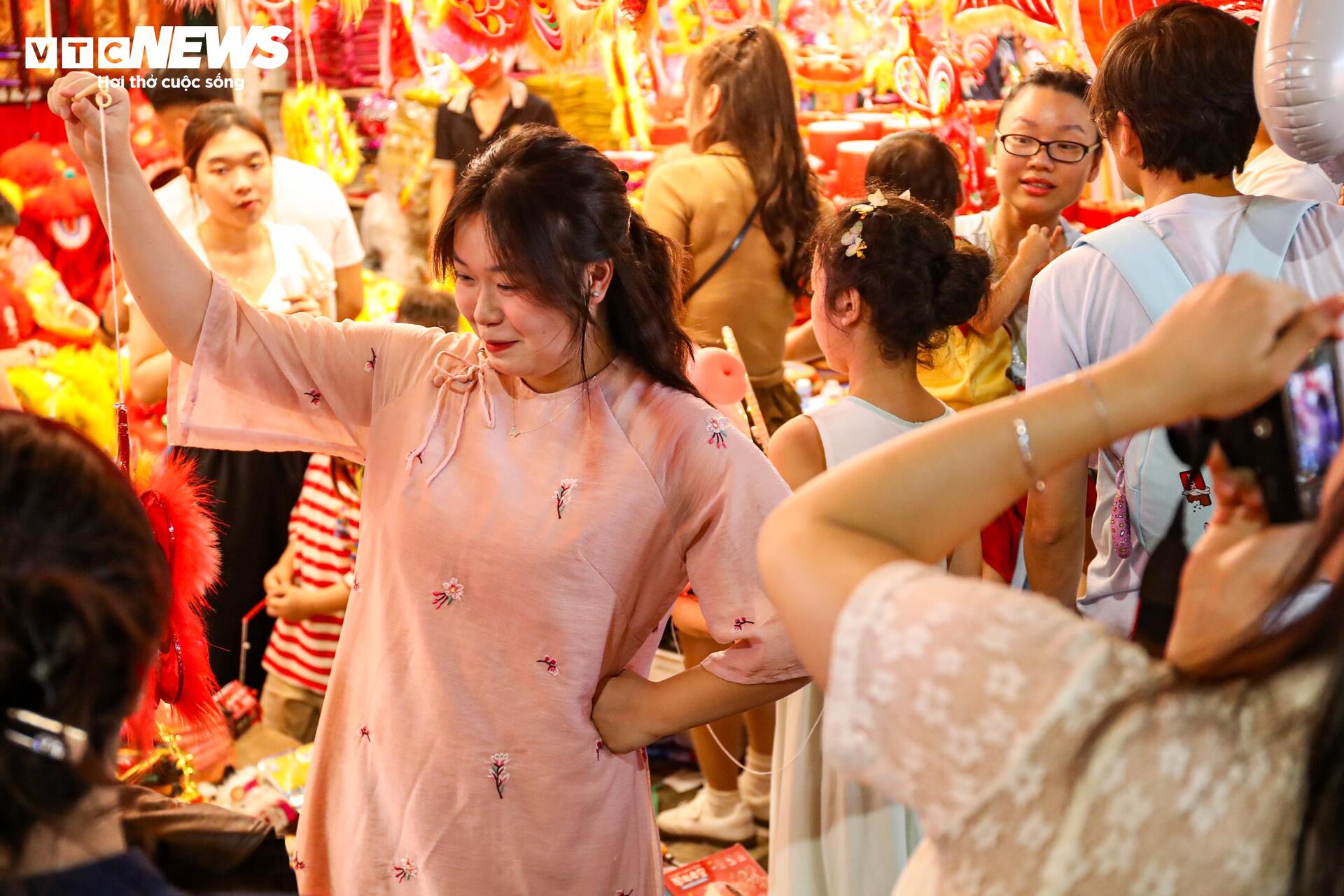 Biển người chen chân trên phố Hàng Mã đón Trung thu sớm- Ảnh 13.