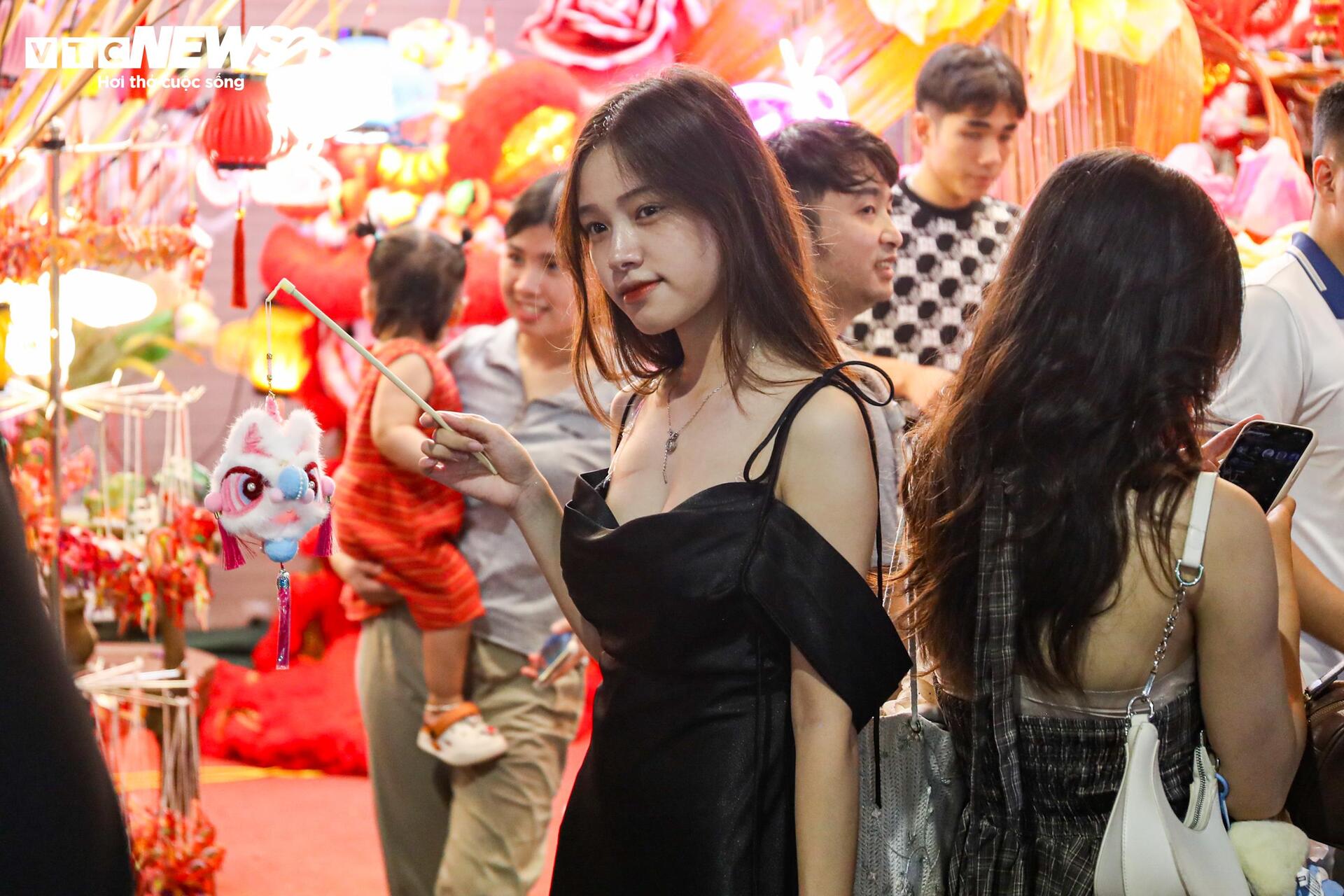 Biển người chen chân trên phố Hàng Mã đón Trung thu sớm- Ảnh 14.