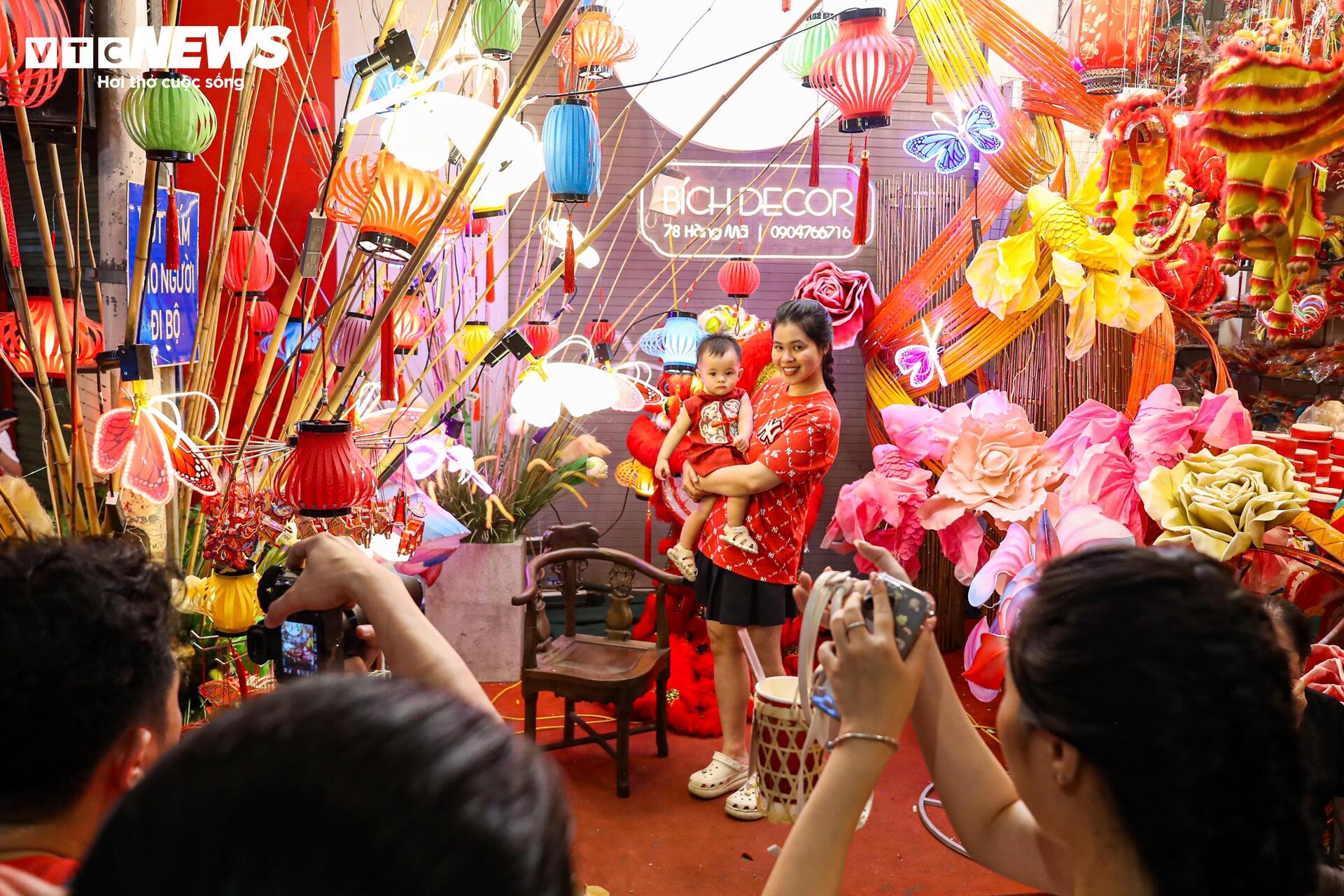 Biển người chen chân trên phố Hàng Mã đón Trung thu sớm- Ảnh 12.