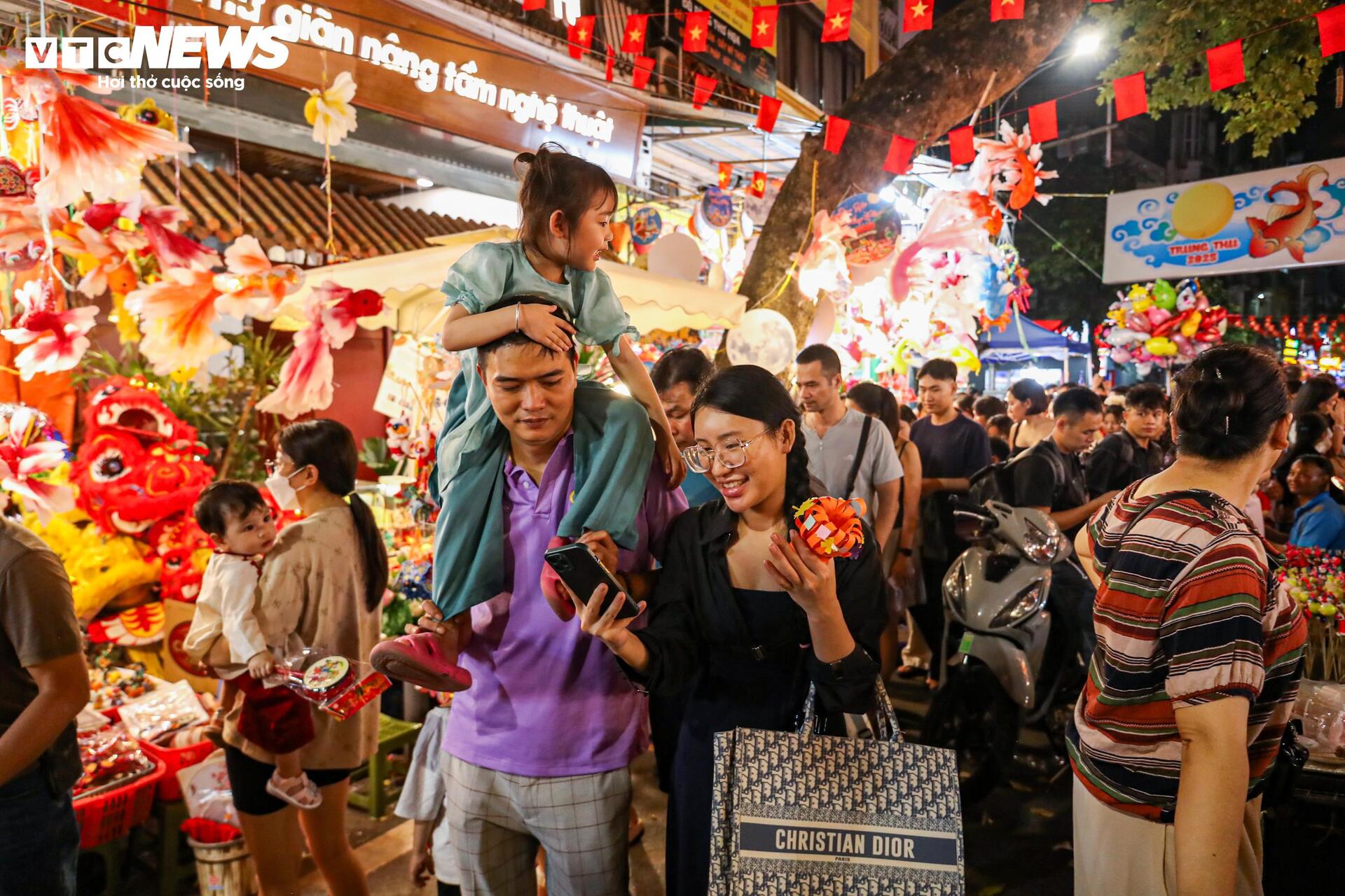 Biển người chen chân trên phố Hàng Mã đón Trung thu sớm- Ảnh 4.