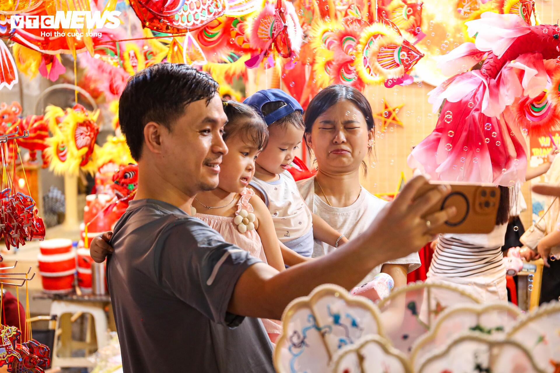 Biển người chen chân trên phố Hàng Mã đón Trung thu sớm- Ảnh 10.