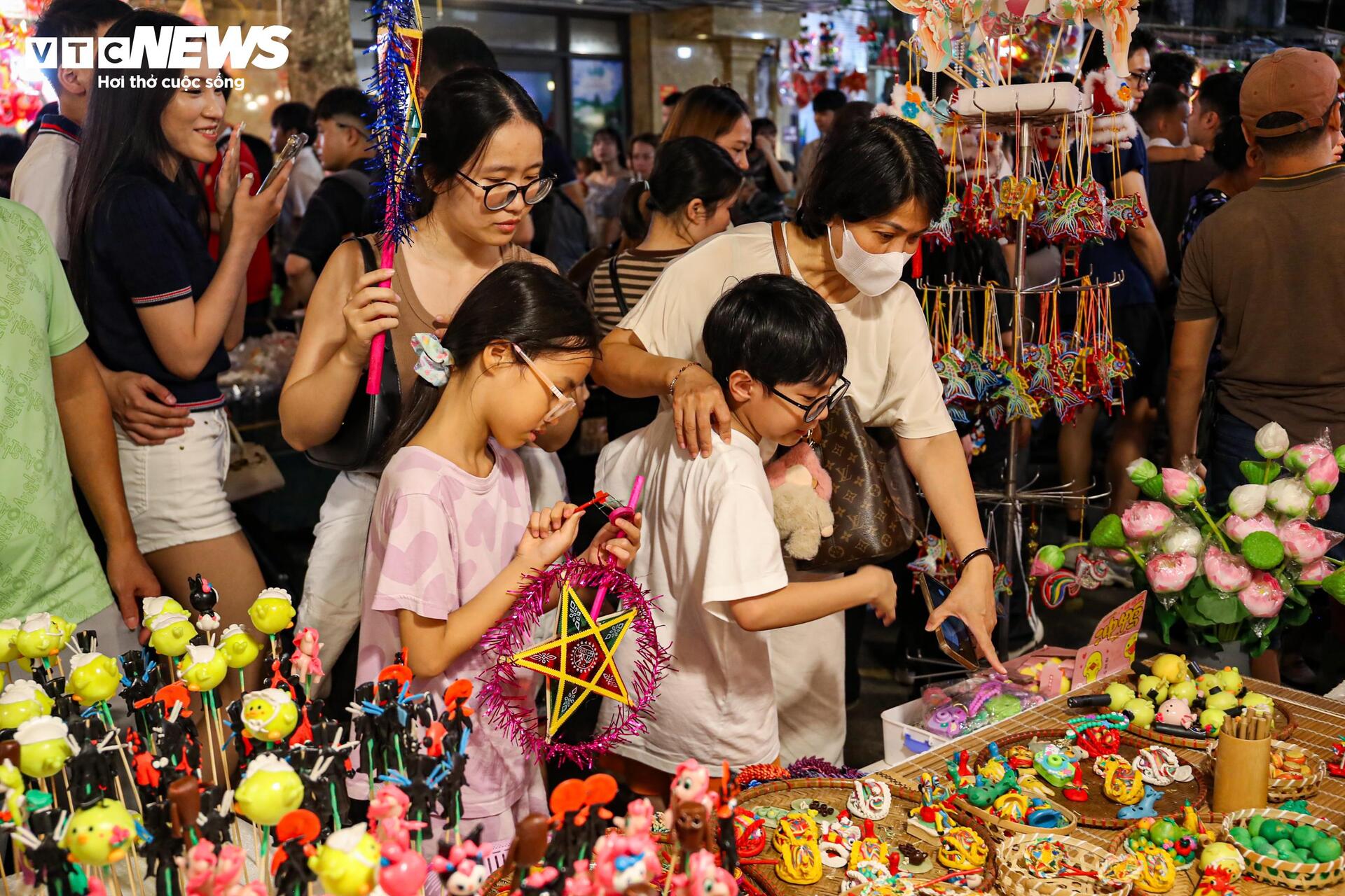 Biển người chen chân trên phố Hàng Mã đón Trung thu sớm- Ảnh 8.