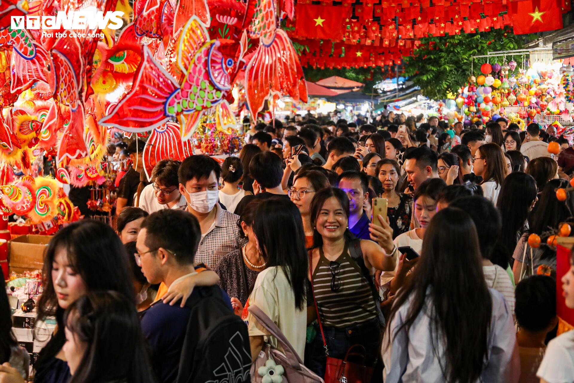 Biển người chen chân trên phố Hàng Mã đón Trung thu sớm- Ảnh 2.