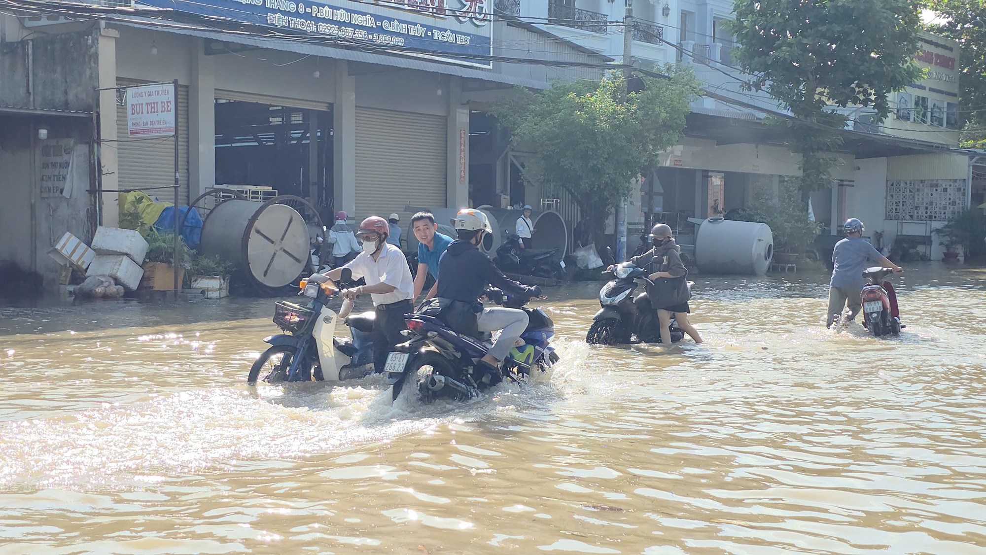 Đỉnh lũ ở miền Tây nguy cơ vượt mức lịch sử, cảnh báo ngập nhiều nơi- Ảnh 1.