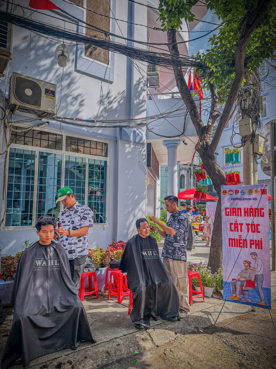 Anh thợ tóc quê Đồng Nai bị chê “cắt 2.000 đồng làm màu” giờ đã vươn mình ra thế giới- Ảnh 3. Anh thợ tóc quê Đồng Nai bị chê “cắt 2.000 đồng làm màu” giờ đã vươn mình ra thế giới- Ảnh 3.