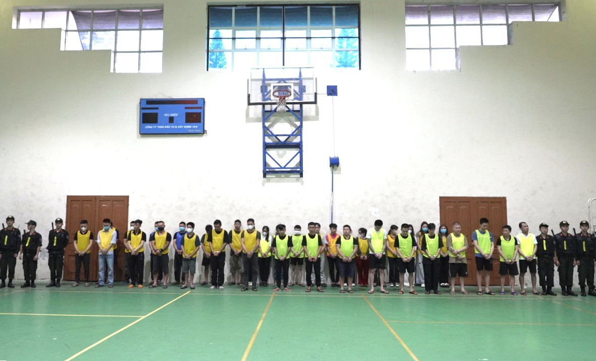 Đường dây lừa cài ứng dụng chứa mã độc, chiếm đoạt trên 700 tỉ đồng- Ảnh 1.
