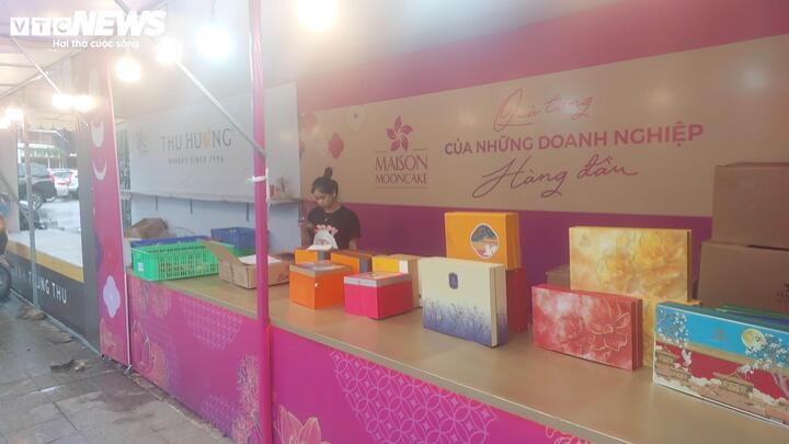 Bánh trung thu ngày Rằm vắng khách, người bán than 'chưa năm nào ế như vậy'- Ảnh 3.