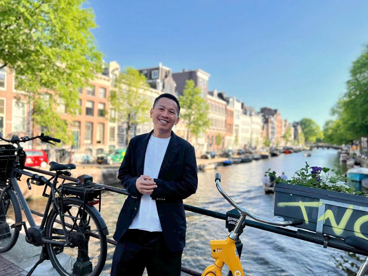 Anh thợ tóc quê Đồng Nai bị chê “cắt 2.000 đồng làm màu” giờ đã vươn mình ra thế giới- Ảnh 1. Anh thợ tóc quê Đồng Nai bị chê “cắt 2.000 đồng làm màu” giờ đã vươn mình ra thế giới- Ảnh 1.