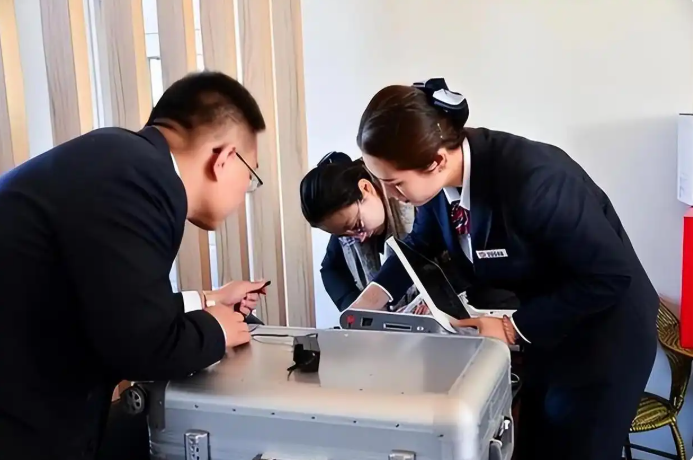 Nữ doanh nhân gửi 3,7 tỷ đồng vào ngân hàng, 5 năm sau tất toán thì chỉ còn 3.000 đồng, ngân hàng cáo buộc: "Chính bà dùng sổ tiết kiệm giả"- Ảnh 1. Nữ doanh nhân gửi 3,7 tỷ đồng vào ngân hàng, 5 năm sau tất toán thì chỉ còn 3.000 đồng, ngân hàng cáo buộc: "Chính bà dùng sổ tiết kiệm giả"- Ảnh 1.