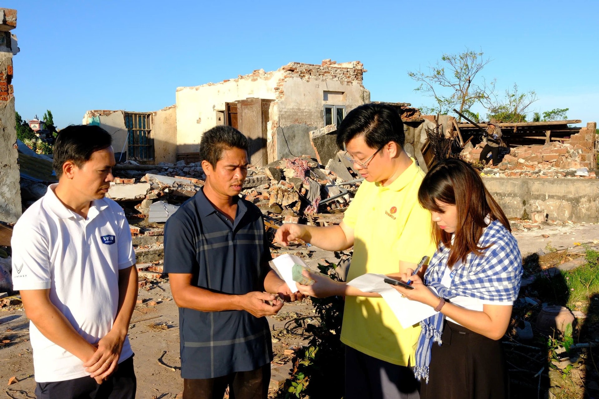 Thần tốc: Chỉ trong 5 ngày hơn 2.000 hộ dân đã nhận được tiền từ quỹ hỗ trợ 500 tỷ đồng của tỷ phú Phạm Nhật Vượng- Ảnh 1.