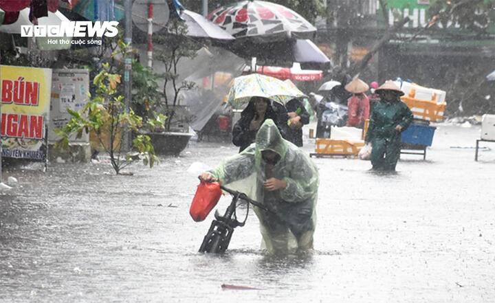 Dự báo thời tiết 7/10: Mưa lớn bao trùm miền Bắc và Thanh Hoá, nguy cơ ngập úng- Ảnh 1.