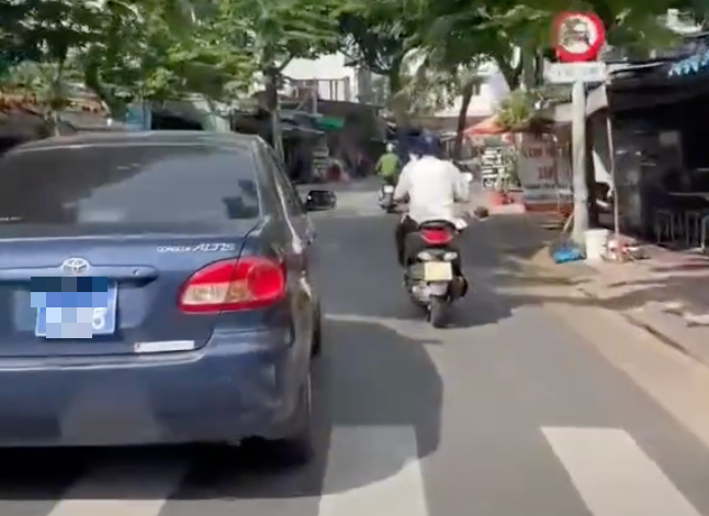 Ô tô biển xanh đi vào đường cấm ở TP HCM bị CSGT tìm ra- Ảnh 1.