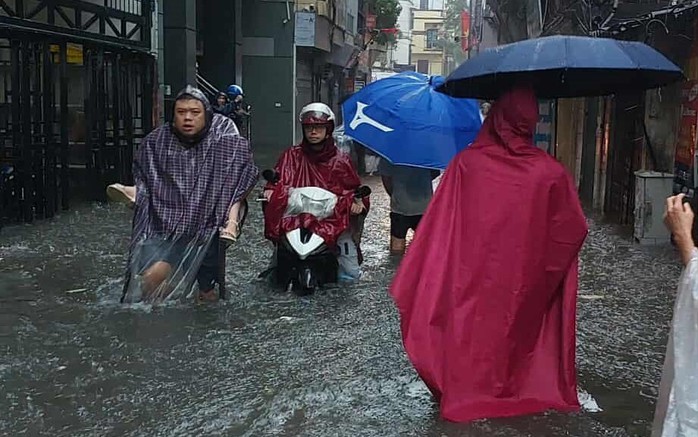 "Hà Nội mưa to gây ngập lụt, học sinh phải đi học", ngành Khí tượng thủy văn nói gì?- Ảnh 1. "Hà Nội mưa to gây ngập lụt, học sinh phải đi học", ngành Khí tượng thủy văn nói gì?- Ảnh 1.