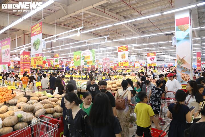 Người Hà Nội tấp nập mua thực phẩm trước khi bão Matmo đổ bộ- Ảnh 2.