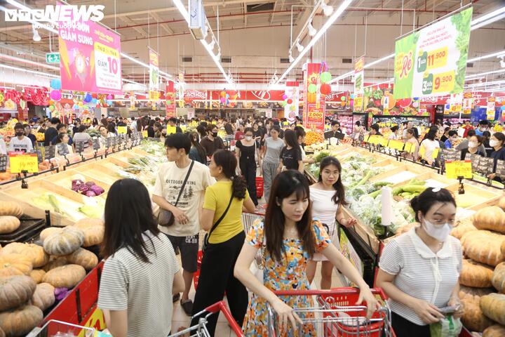 Người Hà Nội tấp nập mua thực phẩm trước khi bão Matmo đổ bộ- Ảnh 4.