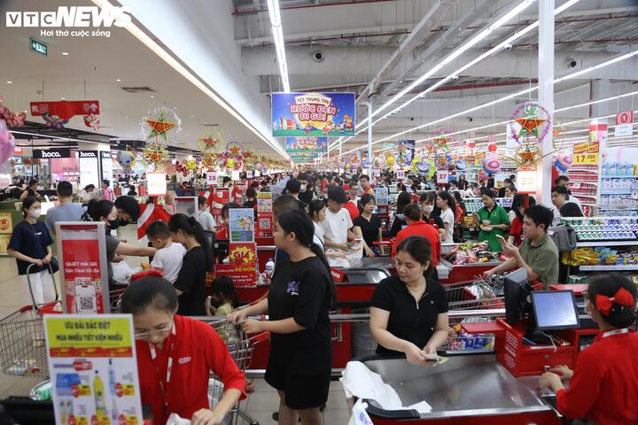 Người Hà Nội tấp nập mua thực phẩm trước khi bão Matmo đổ bộ- Ảnh 6.