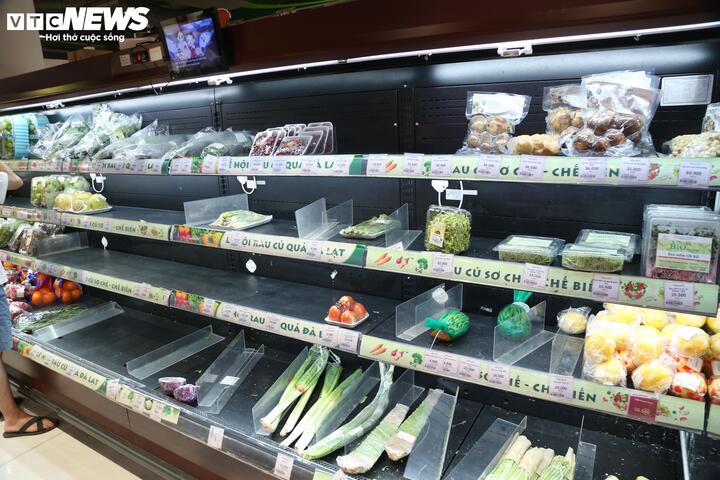 Người Hà Nội tấp nập mua thực phẩm trước khi bão Matmo đổ bộ- Ảnh 9.