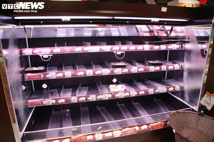 Người Hà Nội tấp nập mua thực phẩm trước khi bão Matmo đổ bộ- Ảnh 10.