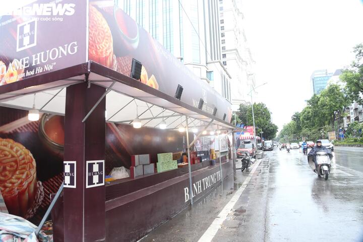 Bánh trung thu ngày Rằm vắng khách, người bán than 'chưa năm nào ế như vậy'- Ảnh 1.
