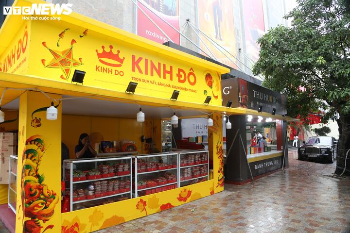 Bánh trung thu ngày Rằm vắng khách, người bán than 'chưa năm nào ế như vậy'- Ảnh 2.