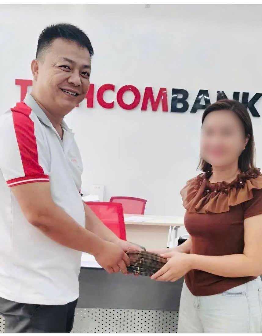 Người phụ nữ giao dịch 3,2 tỷ đồng với một tài khoản Techcombank: Công an lập tức vào cuộc xác minh mục đích chuyển khoản- Ảnh 1. Người phụ nữ giao dịch 3,2 tỷ đồng với một tài khoản Techcombank: Công an lập tức vào cuộc xác minh mục đích chuyển khoản- Ảnh 1.