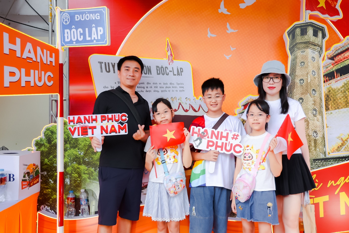 SHB đồng hành Fandom Yêu Nước: Tự hào hành trình lan toả niềm hạnh phúc là người Việt Nam- Ảnh 1. SHB đồng hành Fandom Yêu Nước: Tự hào hành trình lan toả niềm hạnh phúc là người Việt Nam- Ảnh 1.