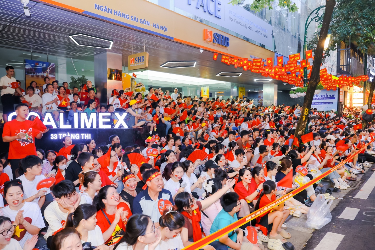 SHB đồng hành Fandom Yêu Nước: Tự hào hành trình lan toả niềm hạnh phúc là người Việt Nam- Ảnh 13. SHB đồng hành Fandom Yêu Nước: Tự hào hành trình lan toả niềm hạnh phúc là người Việt Nam- Ảnh 13.