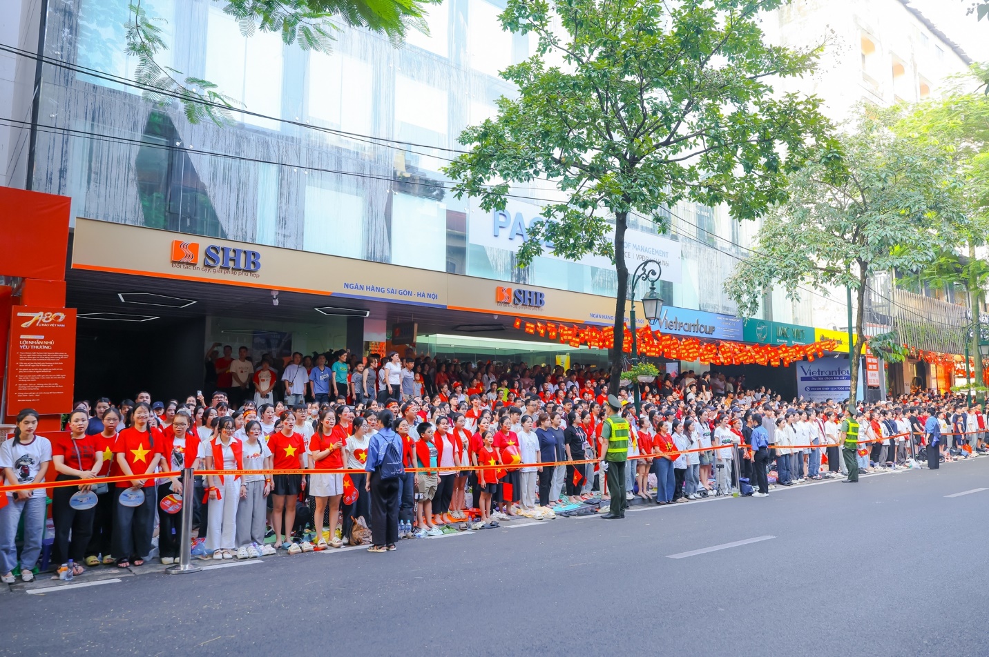 SHB đồng hành Fandom Yêu Nước: Tự hào hành trình lan toả niềm hạnh phúc là người Việt Nam- Ảnh 4. SHB đồng hành Fandom Yêu Nước: Tự hào hành trình lan toả niềm hạnh phúc là người Việt Nam- Ảnh 4.