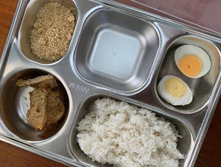 Suất cơm bán trú 25.000 đồng cho học sinh tiểu học 'dậy sóng' mạng xã hội- Ảnh 2.