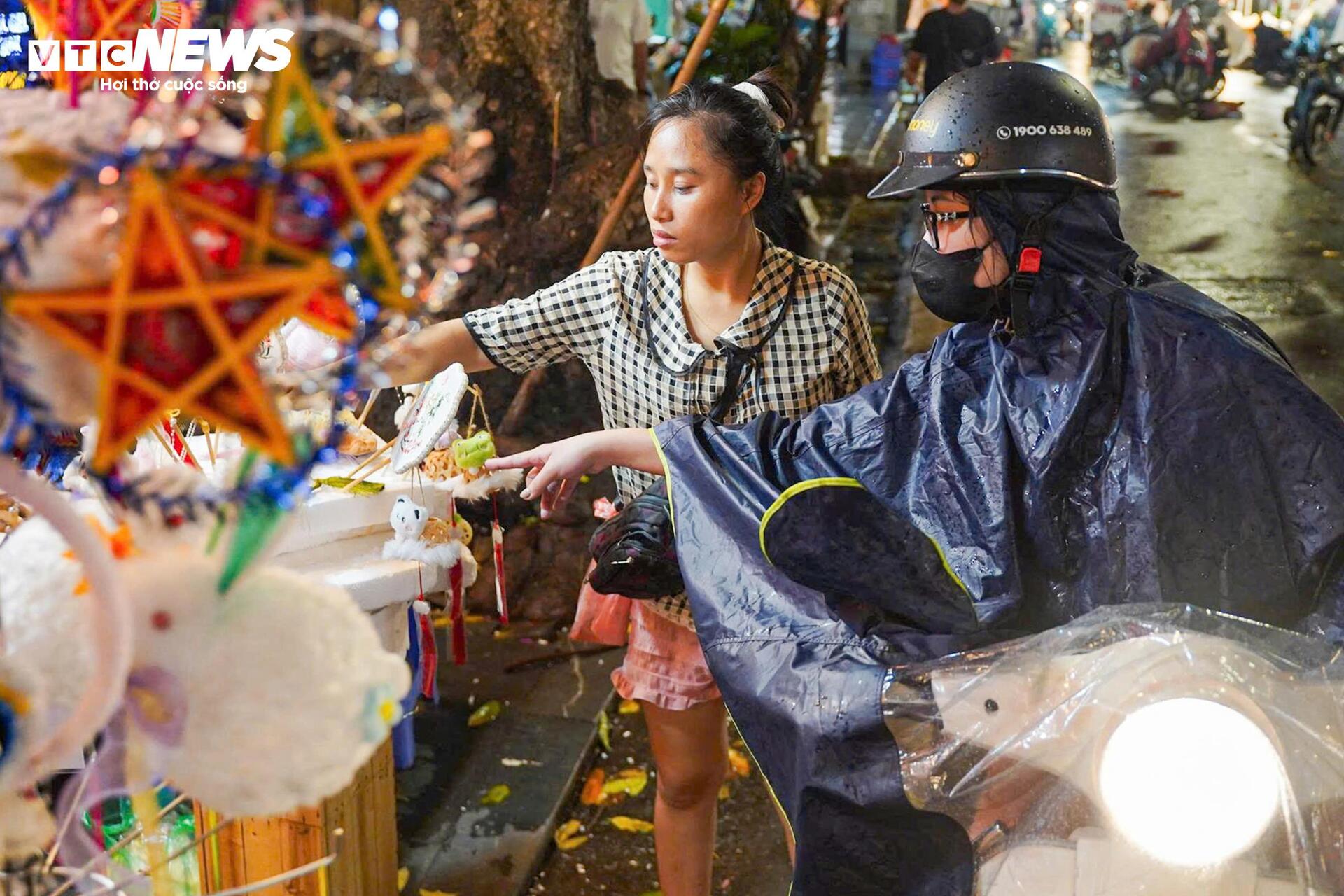 Phố Hàng Mã ảm đạm, tiểu thương vội vã bê đồ tránh mưa đêm Trung thu- Ảnh 12.