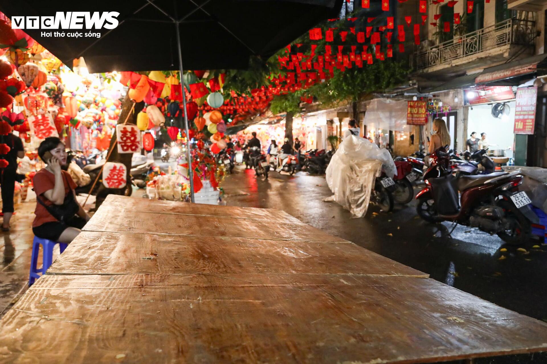 Phố Hàng Mã ảm đạm, tiểu thương vội vã bê đồ tránh mưa đêm Trung thu- Ảnh 11.
