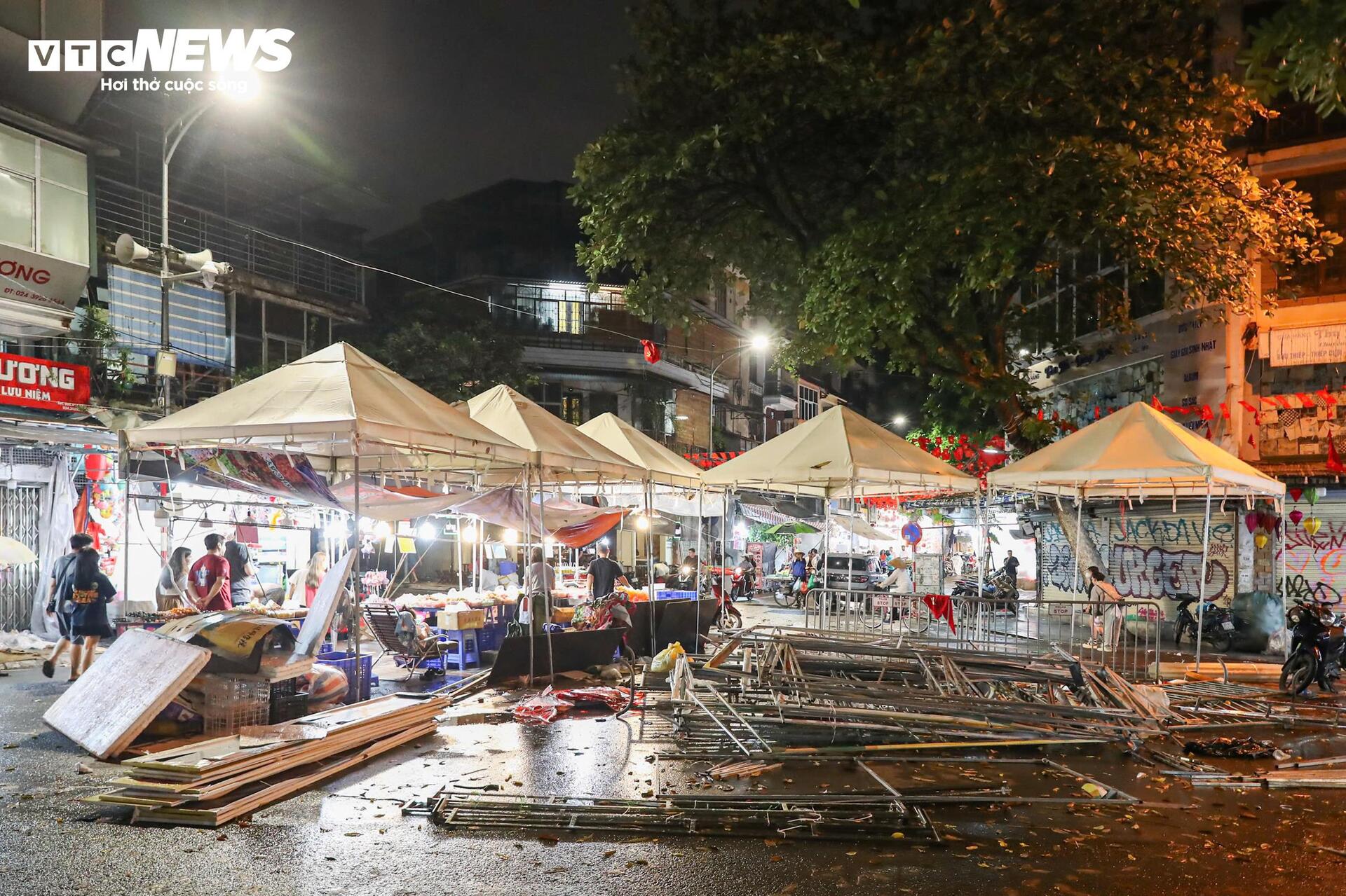 Phố Hàng Mã ảm đạm, tiểu thương vội vã bê đồ tránh mưa đêm Trung thu- Ảnh 14.