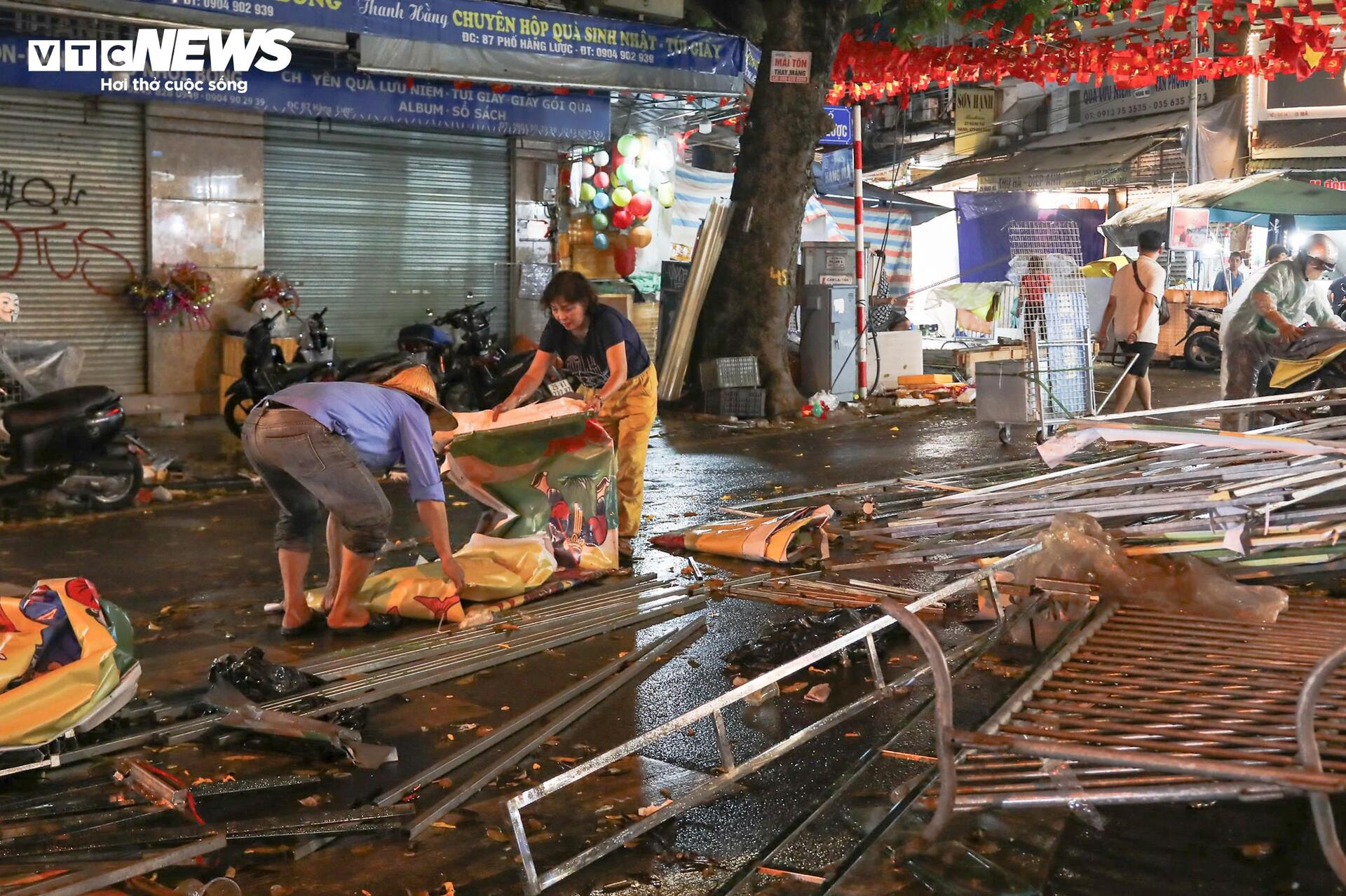 Phố Hàng Mã ảm đạm, tiểu thương vội vã bê đồ tránh mưa đêm Trung thu- Ảnh 2.