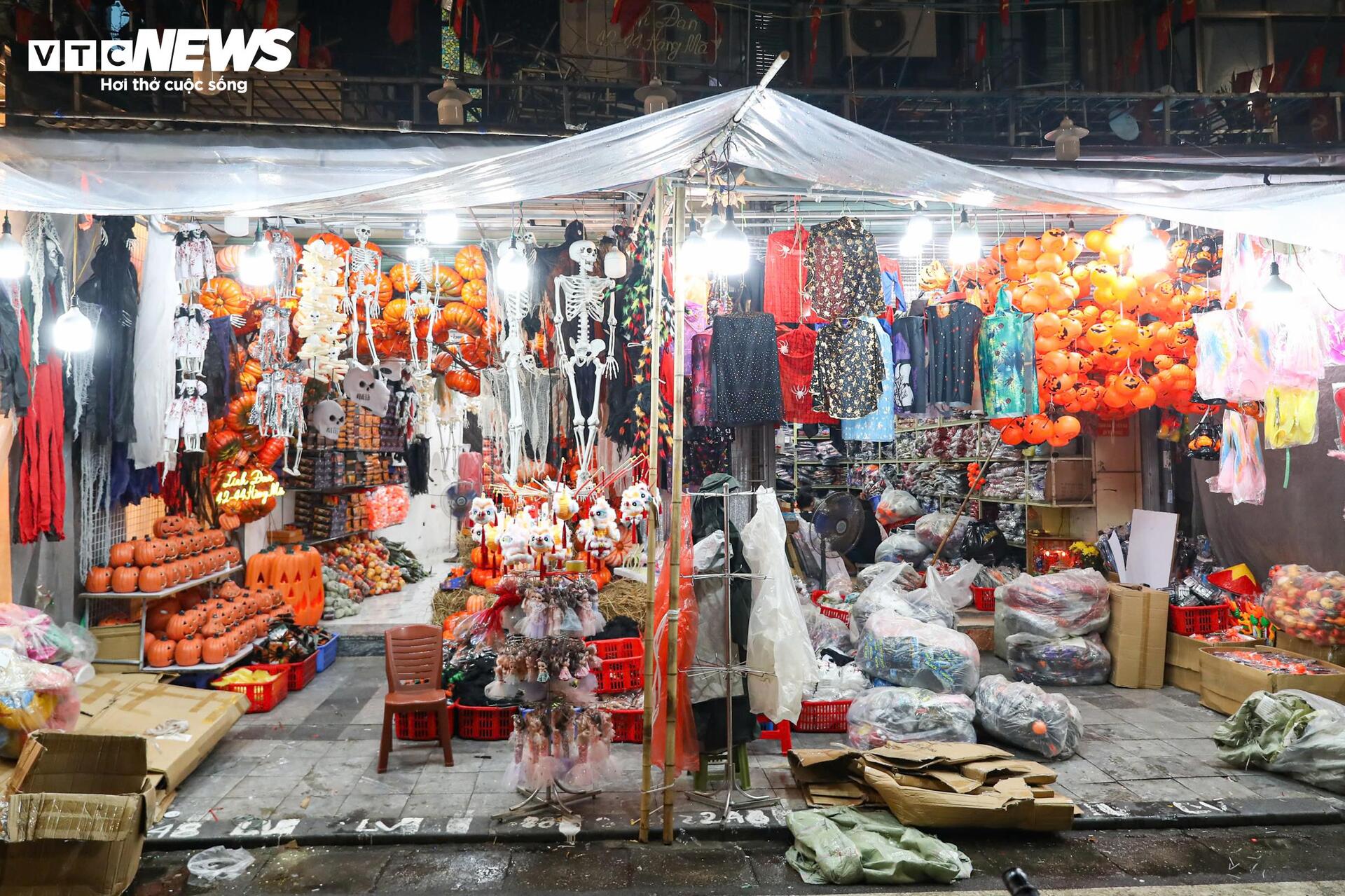 Phố Hàng Mã ảm đạm, tiểu thương vội vã bê đồ tránh mưa đêm Trung thu- Ảnh 4.