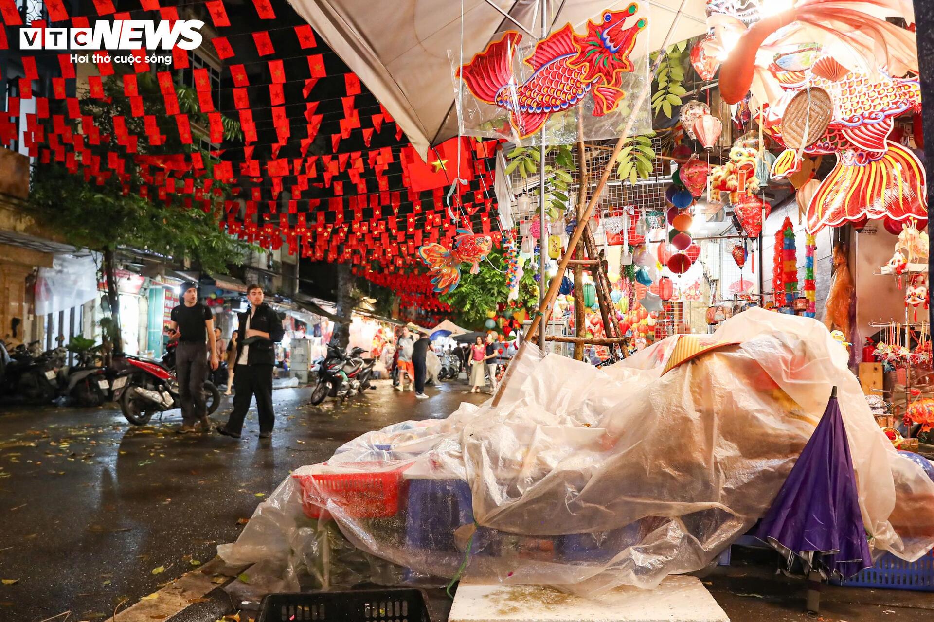 Phố Hàng Mã ảm đạm, tiểu thương vội vã bê đồ tránh mưa đêm Trung thu- Ảnh 5.