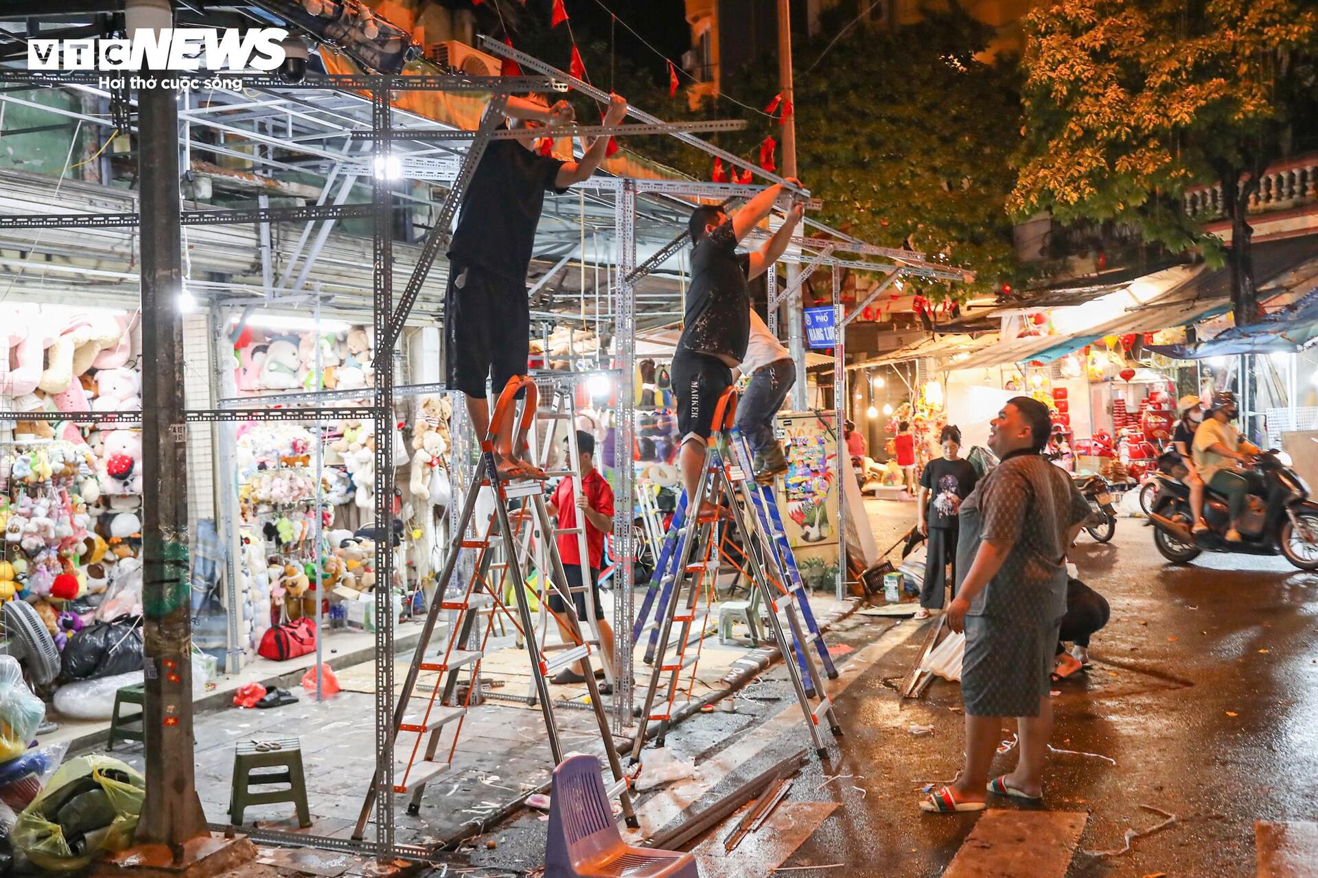 Phố Hàng Mã ảm đạm, tiểu thương vội vã bê đồ tránh mưa đêm Trung thu- Ảnh 7.