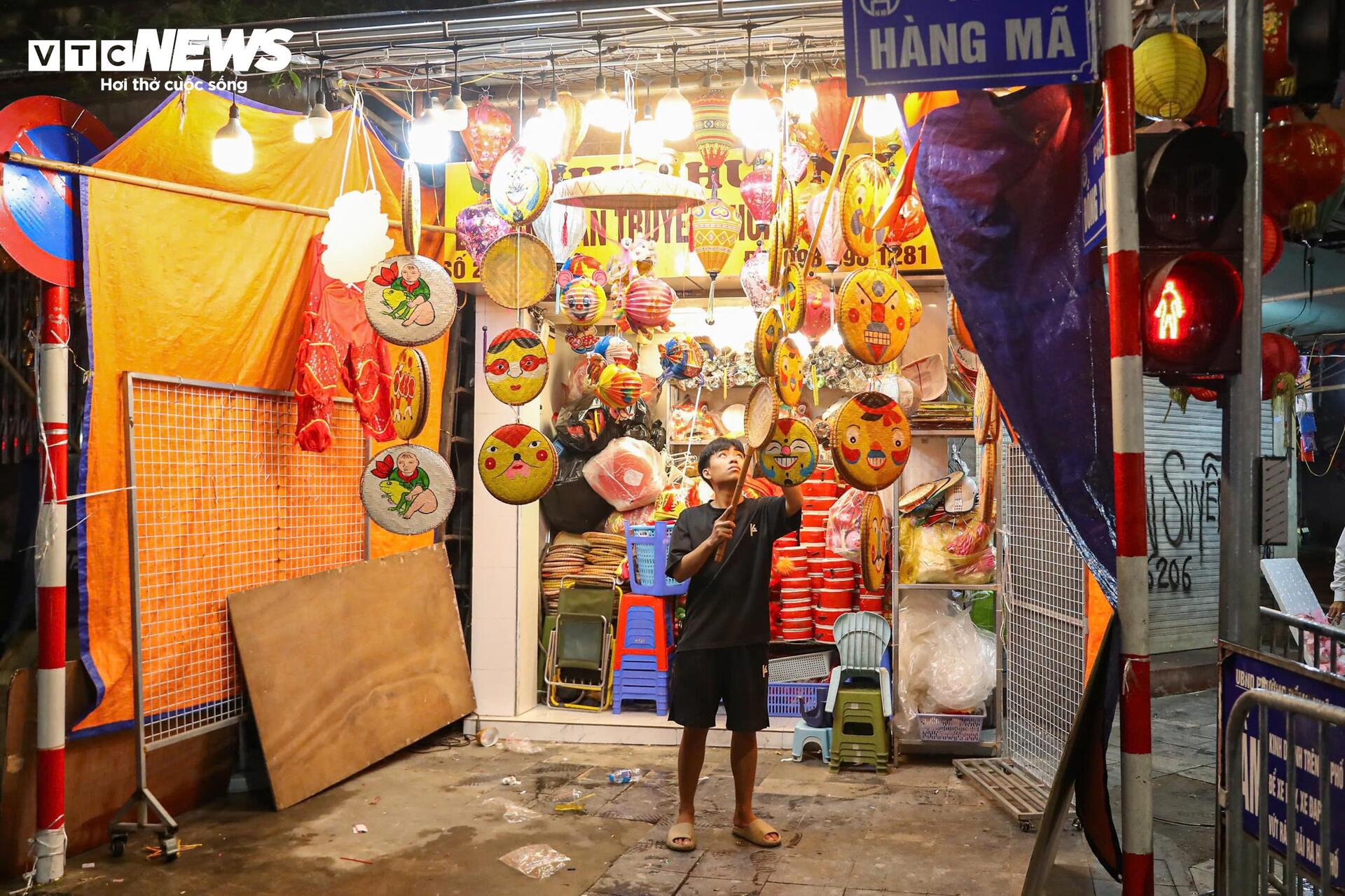Phố Hàng Mã ảm đạm, tiểu thương vội vã bê đồ tránh mưa đêm Trung thu- Ảnh 10.