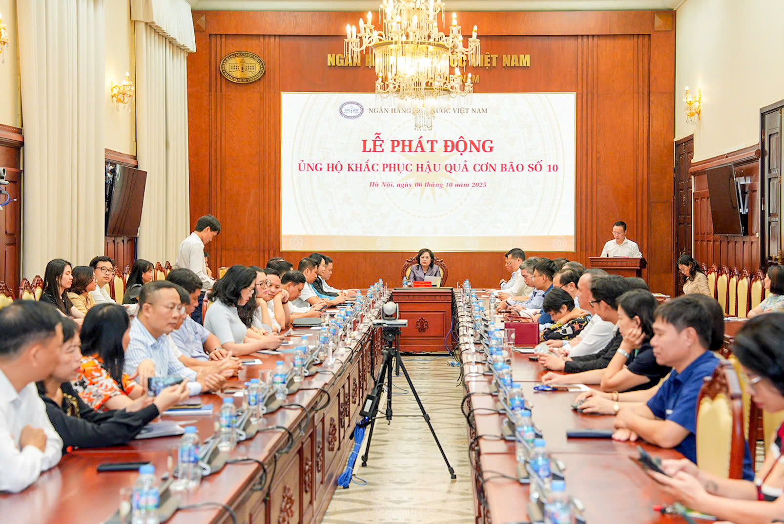 Ngân hàng Nhà nước phát động ủng hộ đồng bào khắc phục thiệt hại do cơn bão số 10- Ảnh 1.