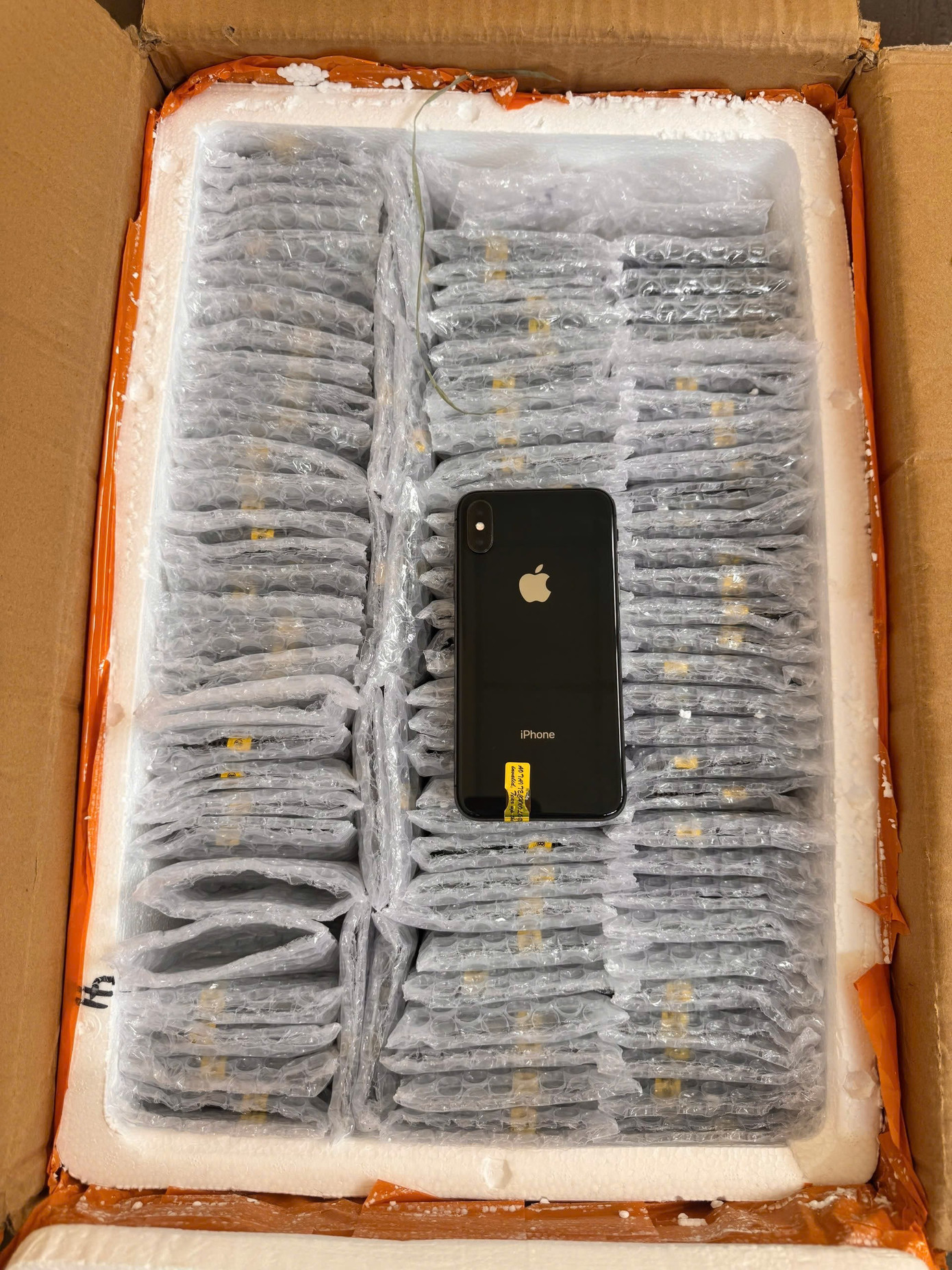 Bắt giữ gần 5.000 điện thoại iPhone, OPPO 'tuồn' lậu vào Việt Nam- Ảnh 1.