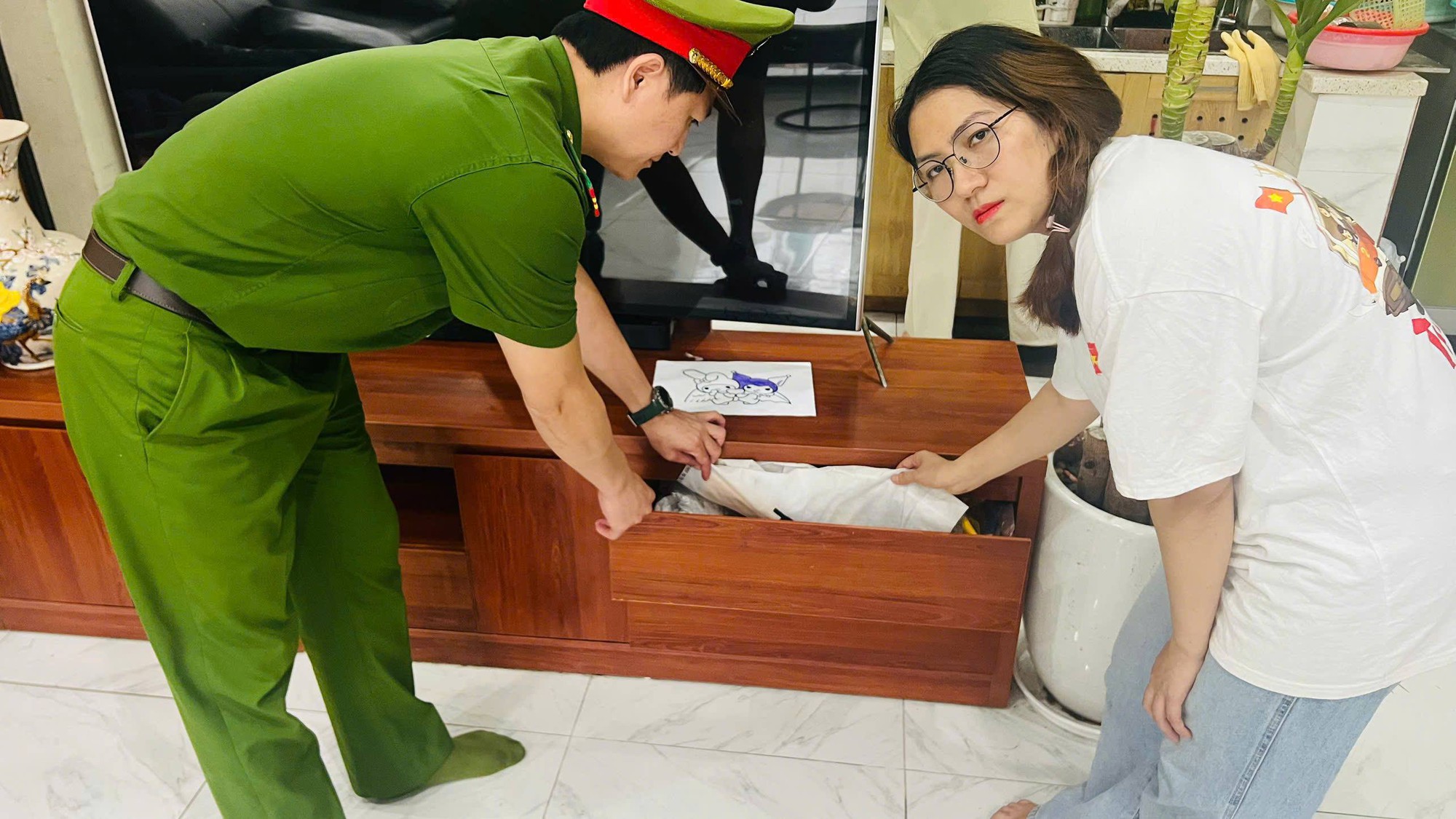Khám xét chỗ ở, nơi làm việc của Trần Thị Dung- Ảnh 2.