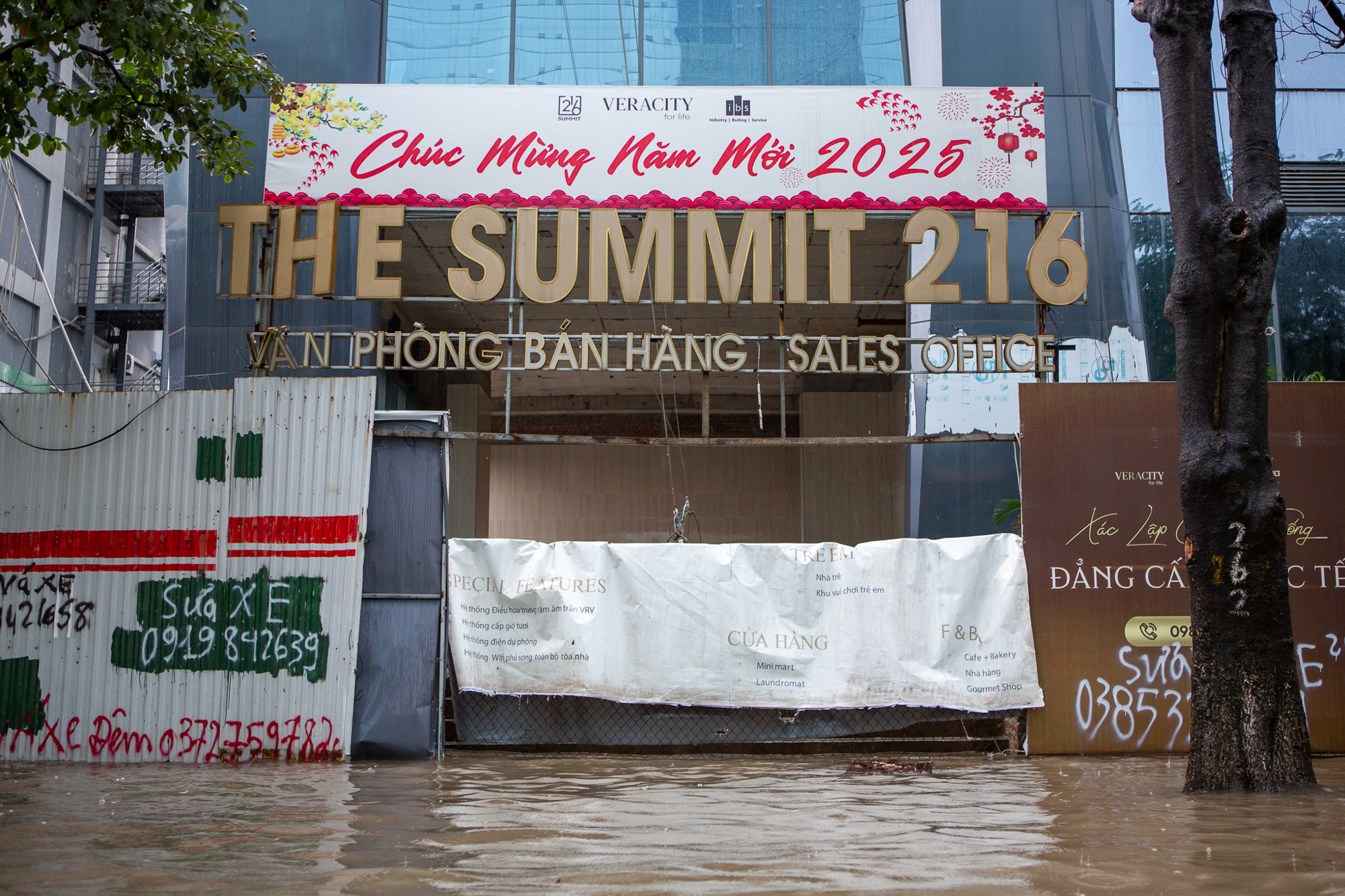 Thay bạn xem nhà ngày mưa: Keangnam hóa “vịnh”, Ciputra thành “cảng nước sâu”, The Summit 216 chìm trong biển nước- Ảnh 10.