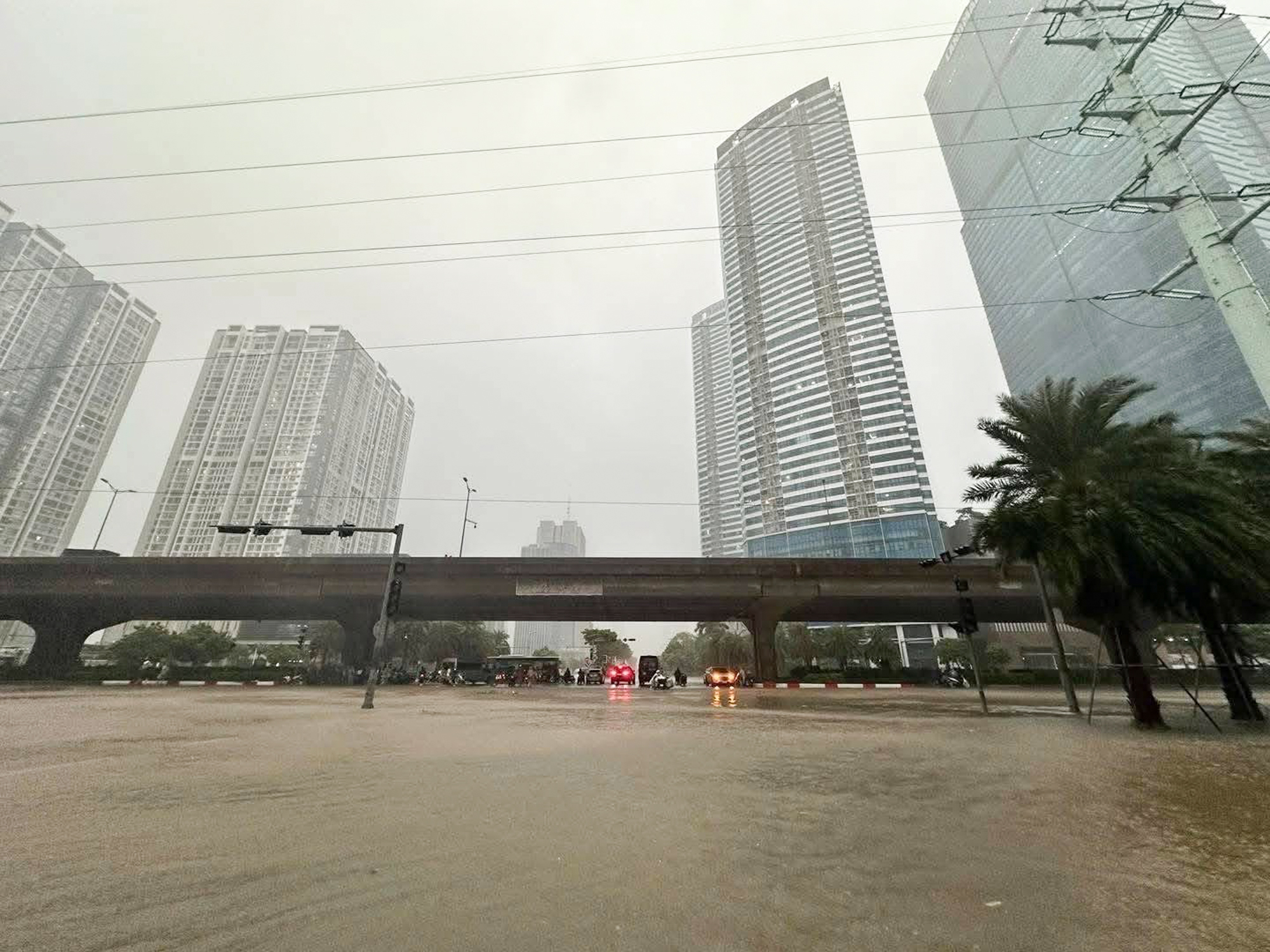 Thay bạn xem nhà ngày mưa: Keangnam hóa “vịnh”, Ciputra thành “cảng nước sâu”, The Summit 216 chìm trong biển nước- Ảnh 2.