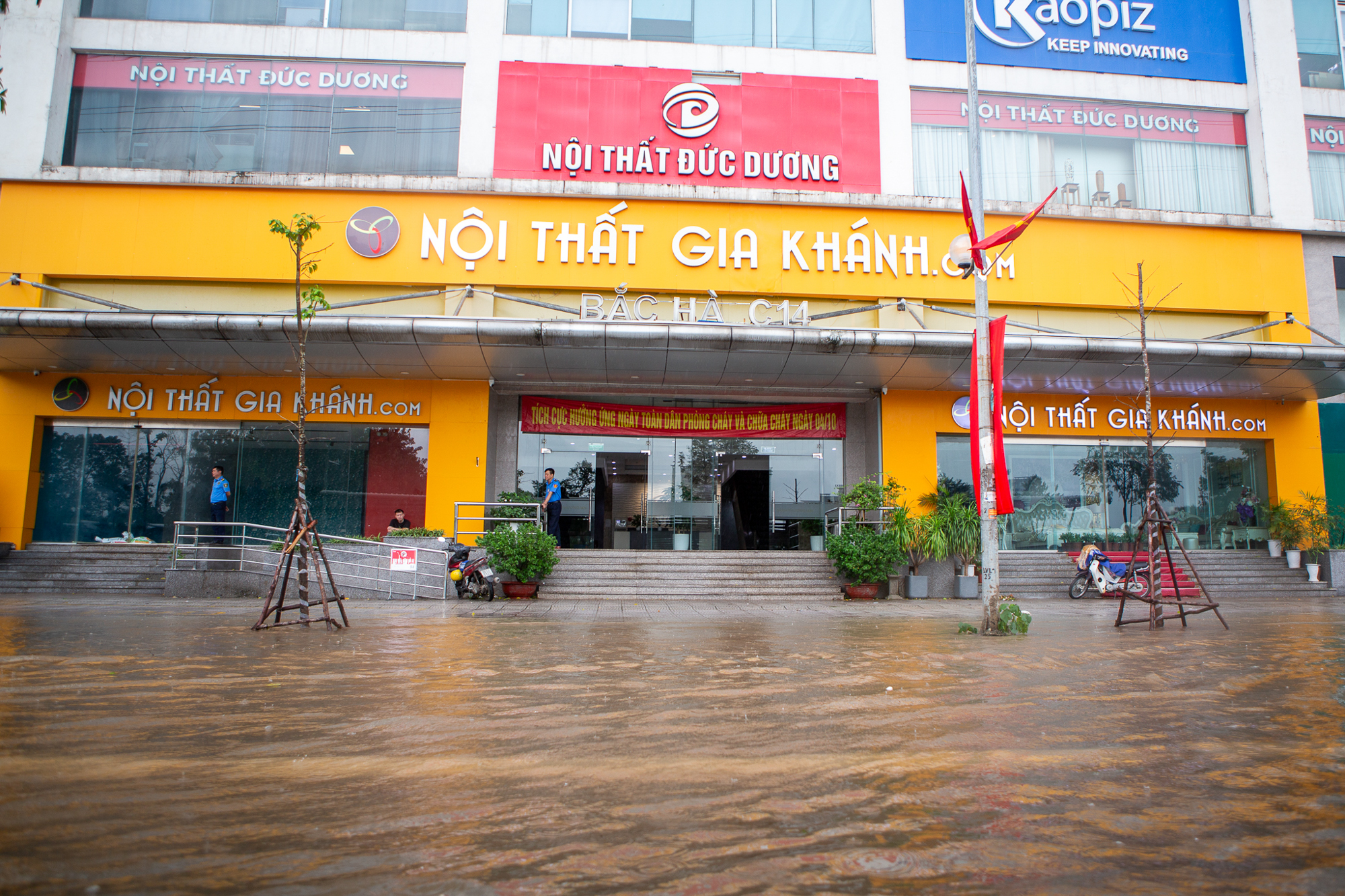 Thay bạn xem nhà ngày mưa: Keangnam hóa “vịnh”, Ciputra thành “cảng nước sâu”, The Summit 216 chìm trong biển nước- Ảnh 4.