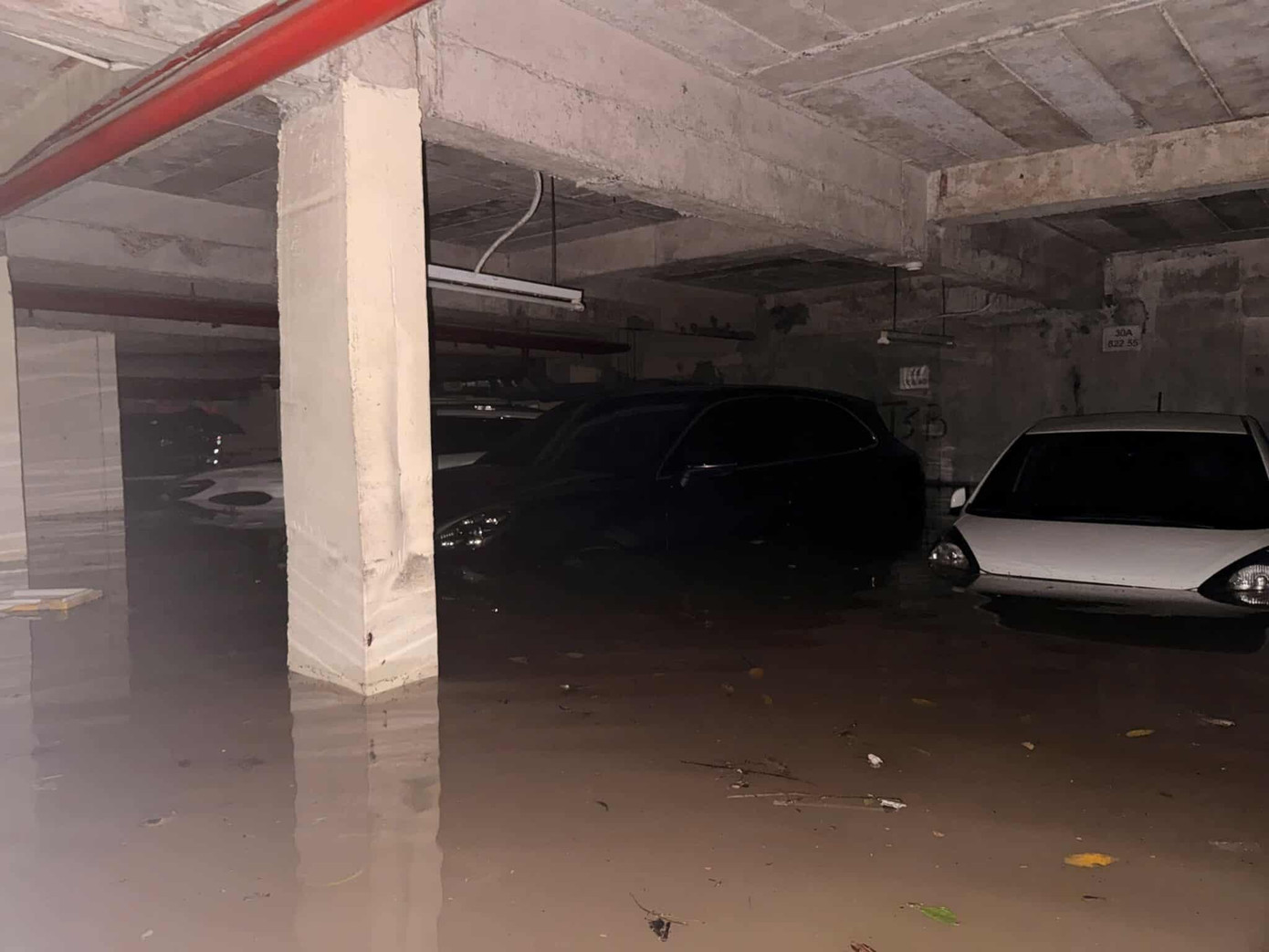 Hầm chung cư thành bể nước khổng lồ, thủy kích hàng trăm xe máy và ôtô- Ảnh 7.