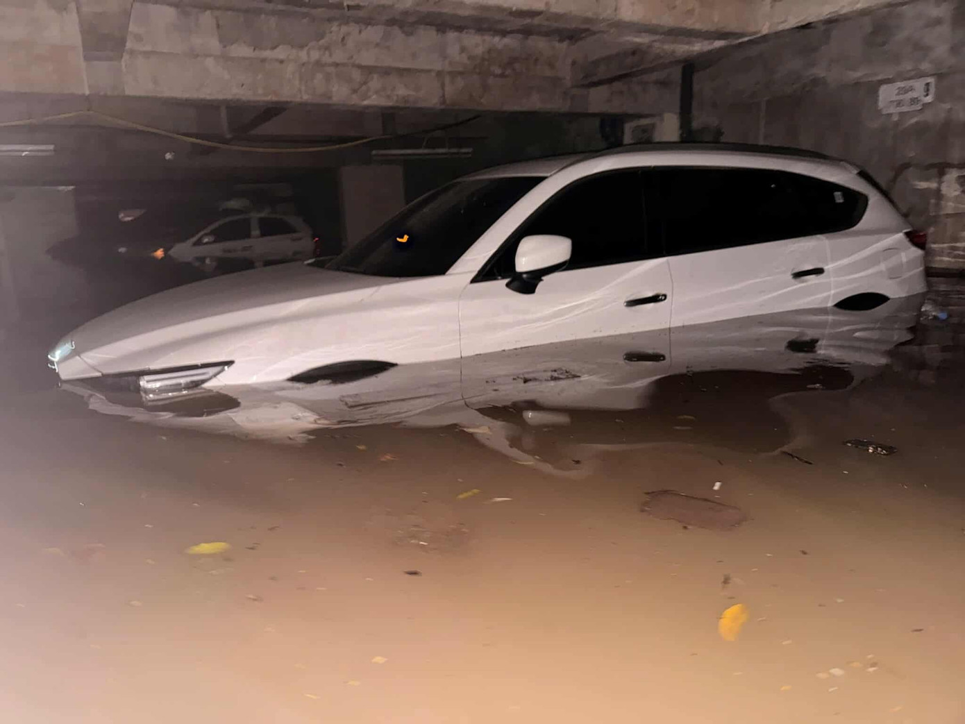 Hầm chung cư thành bể nước khổng lồ, thủy kích hàng trăm xe máy và ôtô- Ảnh 6.