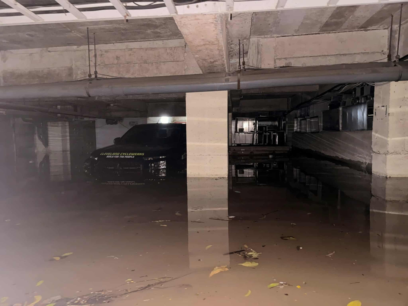 Hầm chung cư thành bể nước khổng lồ, thủy kích hàng trăm xe máy và ôtô- Ảnh 8.